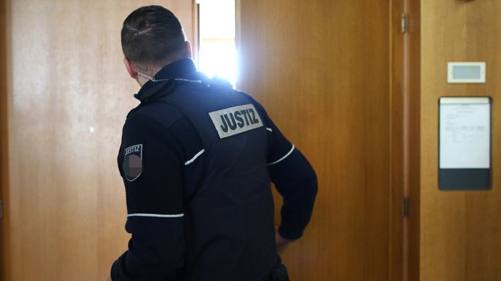 Symbolbild: Ein Justizbeamter öffnet vor Prozessbeginn im Landgericht die Tür zum Saal. (Quelle: dpa/I. Fassbender)