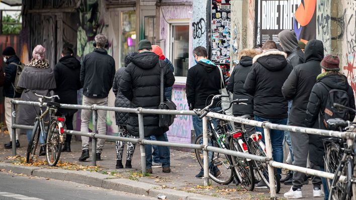 Warteschlange vor dem Kitkat-Club in Berlin-Mitte (Bild: dpa/Fabian Sommer)