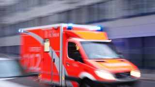 Symbolbild: in Krankenwagen der Feuerwehr fährt in Berlin (Quelle: dpa/Wolfram Steinberg)