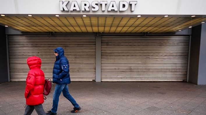 Passanten gehen an einer geschlossenen Filiale von von Karstadt am Kurfürstendamm vorbei. (Quelle: dpa/Kappeler)