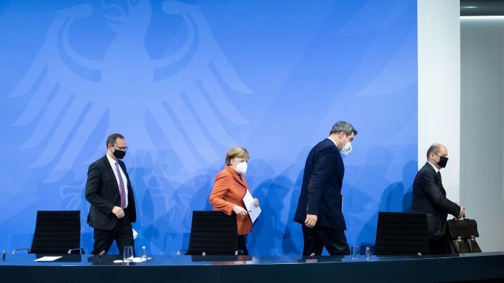 Bundeskanzlerin Angela Merkel (CDU) verlässt mit Michael Müller (SPD,l), Regierender Bürgermeister von Berlin, Markus Söder (CSU, 2.v.r), Ministerpräsident von Bayern, und Olaf Scholz (SPD,r), Bundesfinanzminister, die Pressekonferenz im Bundeskanzleramt. (Quelle: dpa/Bernd von Jutrczenka)
