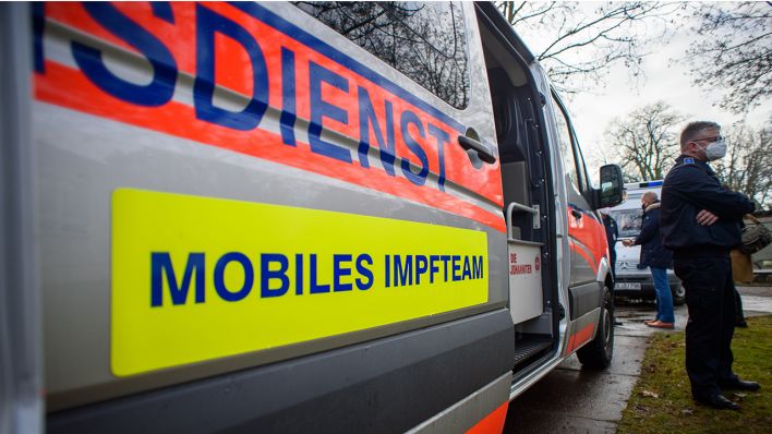 "Mobiles Impfteam" steht auf einem Fahrzeug der Johanniter. Quelle: dpa/Klaus-Dietmar Gabbert