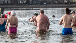 Archivbild: Teilnehmer am Neujahrsbaden des Vereins Berliner Seehunde gehen in den Orankesee. (Quelle: dpa/P. Zinken)