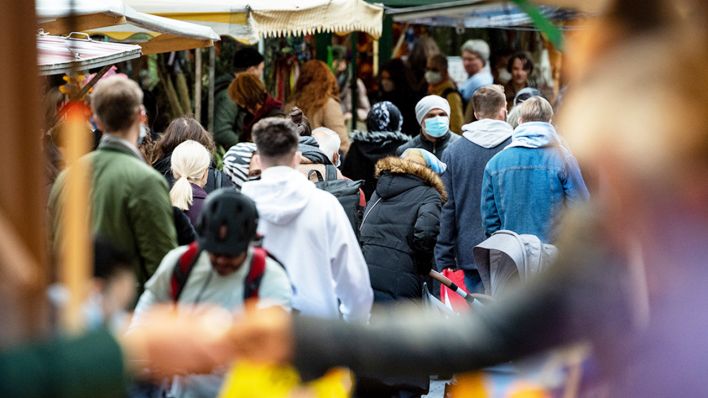 Zahlreiche Besucher gehen über den Wochenmarkt am Maybachufer in Neukölln. (Quelle: dpa/Bernd von Jutrczenka)