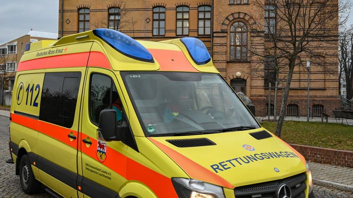 Ein Rettungswagen vom Deutschen Roten Kreuz fährt am Gebäude des Klinikums Niederlausitz vorbei. (Quelle: dpa/Patrick Pleul)