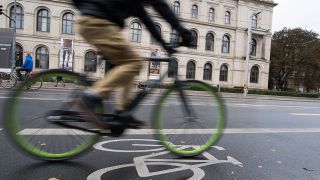 Symbolbild: Ein Radfahrer fährt auf dem Radweg am Bundesverkehrsministerium vorbei. (Quelle: dpa/J. Carstensen)