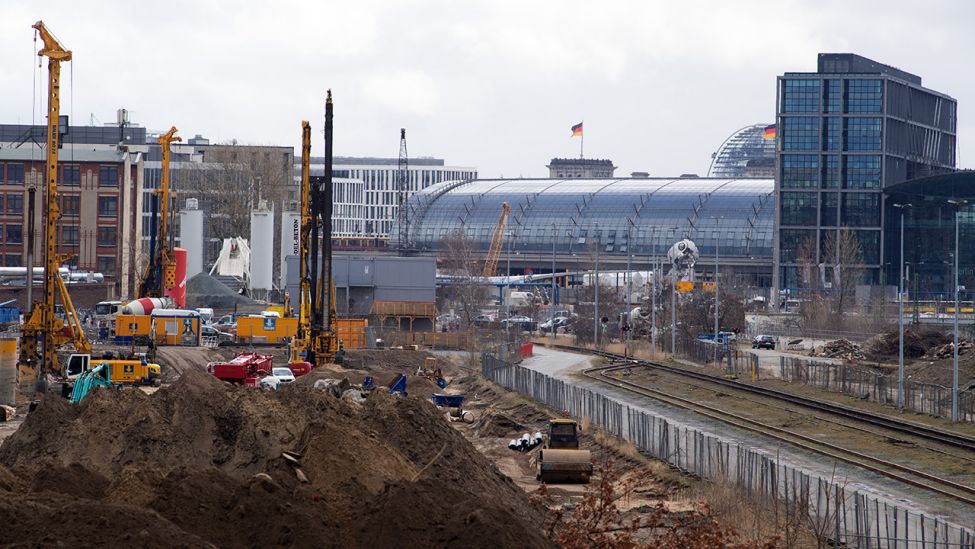Archivbild: Die Baustelle der Bahn hinter dem Hauptbahnhof. Unter anderem findet hier der Neubau der S-Bahnstrecke S21 in Richtung Norden statt. (Quelle: dpa/S. Stache)