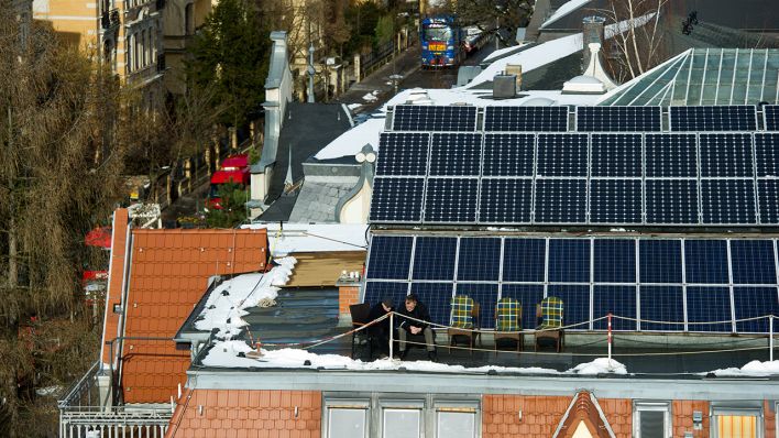 Symbolbild: Solarpanel auf einem städtischen Hausdach. (Quelle: dpa/A. Burgi)