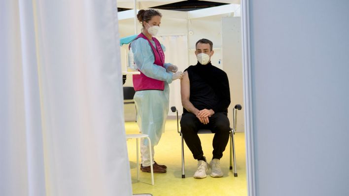 Eine Ärztin zeigt im Corona-Impfzentrum in der Arena in Treptow, wie eine Spritze gesetzt wird (Quelle: dpa/Zinken)