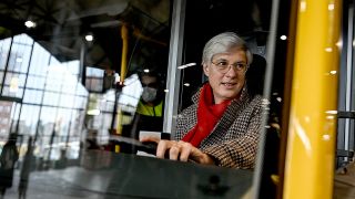 Eva Kreienkamp, Vorstandsvorsitzende der BVG, sitzt am Steuer eines Busses vom Typ "Alexander Dennis Enviro500 (Quelle: dpa/Pedersen)