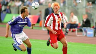 Zweikampf im DFB-Pokalfinale 2001 zwischen Schalkes Niels Oude Kamphuis und Unions Ronny Nikol (Quelle: imago images/Camera 4)