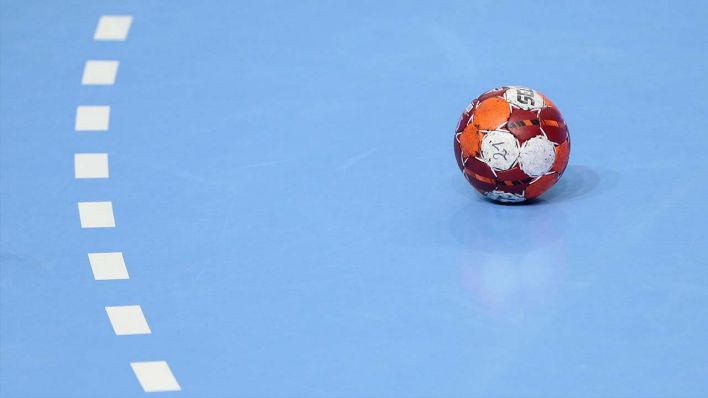 Handball liegt auf leerem Spielfeld / imago images / Jan Huebner