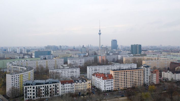Blick vom Großen Bunkerberg in Berlin-Friedrichshain zum Fernsehturm. (Quelle: Christian Thiel/imago-images)