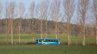 Archivbild: Ein Bus in der Uckermark fährt über die Landstraße. (Quelle: imago images/C. Thiel)