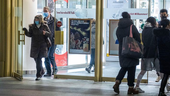 Symbolbild: Menschengruppen mit Masken gehen in einem Einkaufszentrum in Chemnitz ein uns aus (Bild: imag oimages/Bern März)