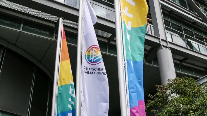 Fahnen in Regenbogenfarben vor der DFB-Zentrale in Frankfurt. Quelle: imago images/Nico Herbertz