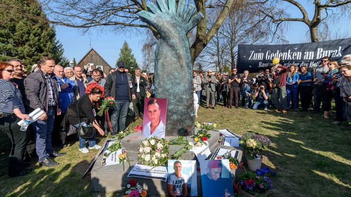 Einweihung der Skulptur zum Gedenken an den von einem Unkannten erschossenen Burak Bektas am 08.04.2018 an der Rudower Strasse/Möwenweg in Berlin-Neukölln (Quelle: imago images/snapshot)
