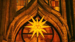 Symbolbild - Ein Herrnhuter Stern hängt in einer Kirche. (Bild: imago images/Jonathan Schöps)
