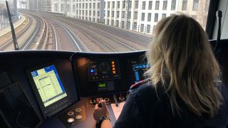 Zugführerin Kathrin Mannke steuert Berlins neue S-Bahn (Quelle: rbb/Johannes Frewel)