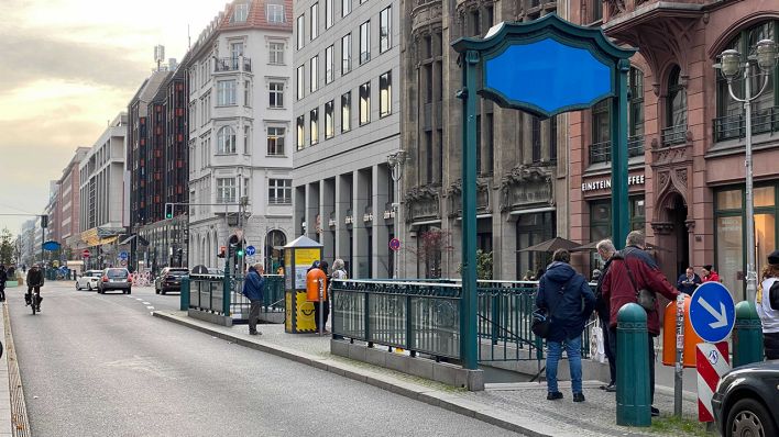Die Beschriftung am ehemaligen Bahnhof Französische Straße sind am 04.12.2020 bereits nicht mehr vorhanden. (Quelle: rbb/Thomas Rostek)