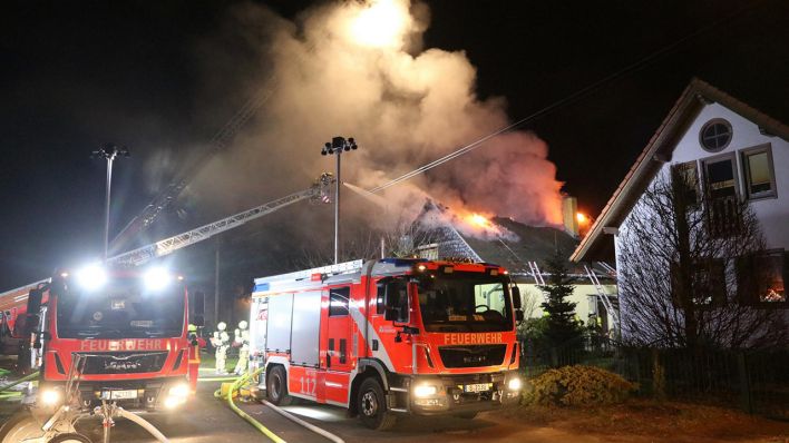 Feuerwehr versucht, einen Brand in einem Einfamilienhaus in Berlin-Müggelheim zu löschen (Quelle: Morris Pudwell)