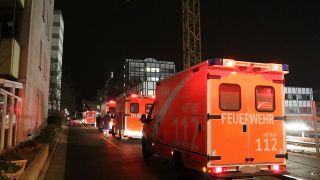 In der Nacht zu Dienstag wurden 10 Rettungstransportwagen der Berliner Feuerwehr als Amtshilfe zur Rettungstelle in das Vivantes Klinikum Neukölln alarmiert. (Quelle: M. Pudwell)