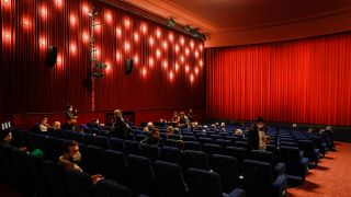 Archivbild: Ein Kinosaal des Delphi-Filmpalastes während des Jüdischen Filmfestivals 2020, die Besucher tragen Masken und sitzen mit Abstand zueinander