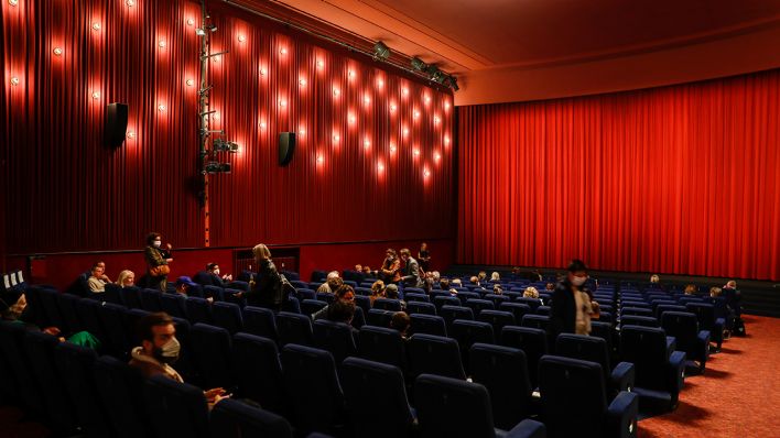 Archivbild: Ein Kinosaal des Delphi-Filmpalastes während des Jüdischen Filmfestivals 2020, die Besucher tragen Masken und sitzen mit Abstand zueinander
