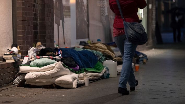 Berlin: Obdachlose haben ihr Lager unter einer Brücke an der Friedrichstraße aufgeschlagen (Quelle: dpa/Paul Zinken)
