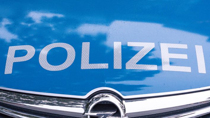Auf der Motorhaube eines Einsatzwagens steht das Wort Polizei, Symbolbild (Quelle: Fotostand/Reuhl)