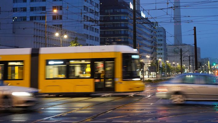 Eine Tram in der Nähe des Alexanderplatzes in Berlin-Mitte, Archivbild (Quelle: DPA/Jörg Carstensen)