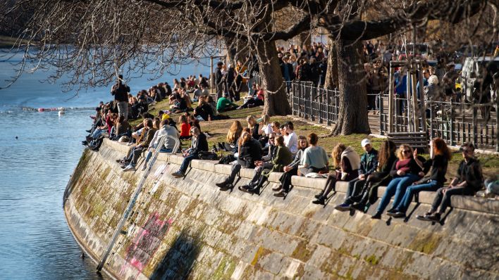 Menschen genießen am Landwehrkanal in Kreuzberg die Sonne. Quelle: Christophe Gateau/dpa