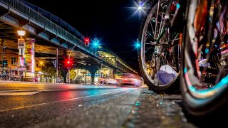 Symbolbild: Ein Fahrrad steht nachts gegenüber der Hochbahn. (Quelle: dpa/M. Tricatelle)