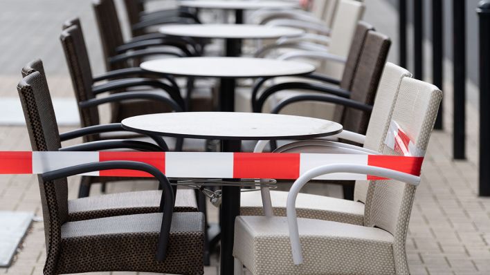 Wegen der Corona-Ausgangsbeschränkungen sind Tische und Stühle abgesperrt. (Quelle: dpa/Soeren Stache)