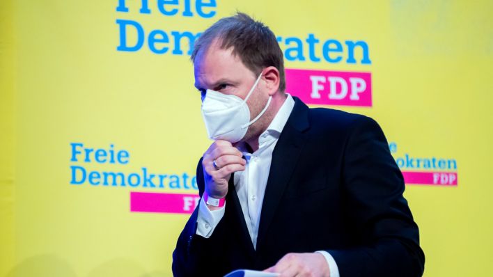 Christoph Meyer, Landesvorsitzender der FDP Berlin, verlässt beim Parteitag der FDP Berlin die Bühne. (Quelle: dpa/Christoph Soeder)