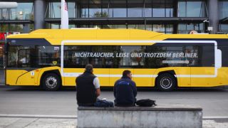 Ein E-Bus der BVG steht am Bahnhof Südkreuz. (Quelle: dpa/Wolfram Steinberg)