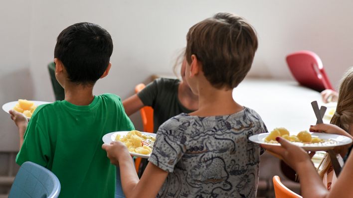 Archivbild: Schüler beim Mittagessen in der Mensa in der Grundschule an der Wuhlheide am 07.08.2019. (Quelle: dpa/Jens Kalaene).