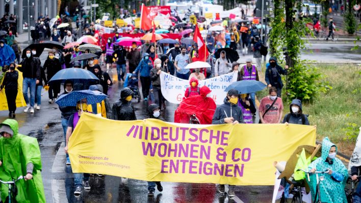 Der Zug einer Demonstration eines großen Bündnisses von Initiativen gegen steigende Mieten zieht über die Potsdamer Straße. (Quelle: dpa/Christoph Soeder)
