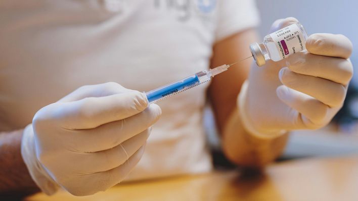 Ein Arzt zieht am 18.02.2021 eine Spritze mit dem Corona-Impfstoff von AstraZeneca auf. (Quelle: dpa)