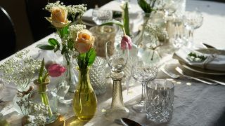 Ein Tisch ist für eine Hochzeit festlich gedeckt, Symbolbild (Quelle: DPA/Thomas Frey)