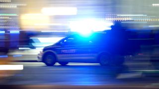 Ein Einsatzwagen der Polizei fährt mit Blaulicht durch Berlin, Archivbild (Quelle: Geisler-Fotopress/Thomas Bartilla)