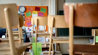 Stühle sind in einem Klassenzimmer der Grundschule in der Köllnischen Heide hochgestellt (Quelle: DPA/Britta Pedersen)