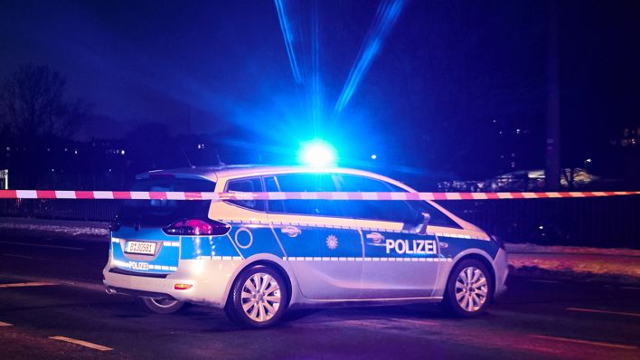 Symbolbild: Das Blaulicht eines Berliner Polizeiwagens. (Quelle: dpa/A. Riedl)