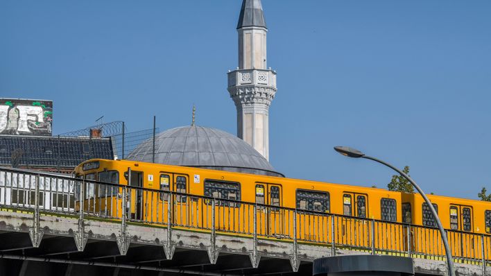 U-Bahn, Mevlana Moschee, Kottbusser Tor, Kreuzberg, Berlin (Quelle: dpa/Joko)