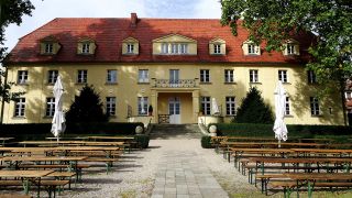 Archivbild: Das Schloss Diedersdorf nahe Großbeeren. (Quelle: dpa/H. Rech)