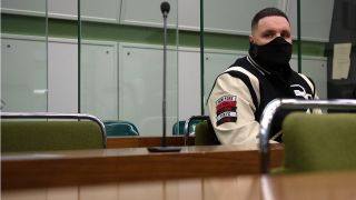 Rapper Fler, bürgerlich Patrick Losensky, sitzt in einem Gerichtssaal. Der Prozess gegen Rapper Fler wegen einer Reihe von Straftaten wird fortgesetzt. (Quelle: dpa/P. Zinken)