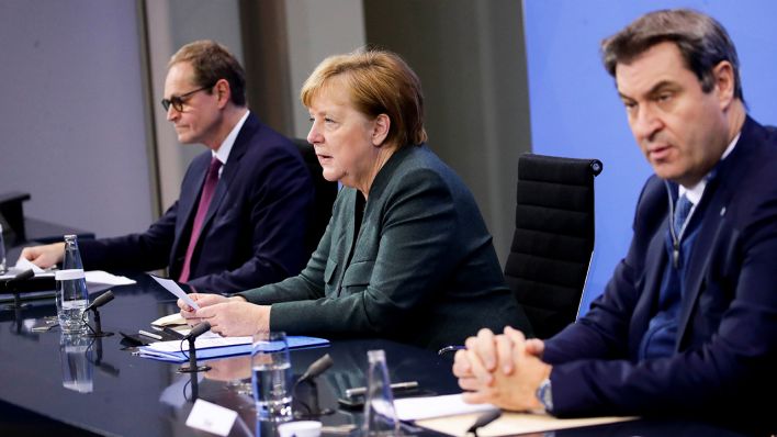 Archivbild: Bundeskanzlerin Angela Merkel (CDU), Berlins Regierender Bürgermeister Michael Müller (l, SPD) und der CSU-Vorsitzende Markus Söder geben eine Pressekonferenz im Bundeskanzleramt. (Quelle: dpa/H. Hanschke)