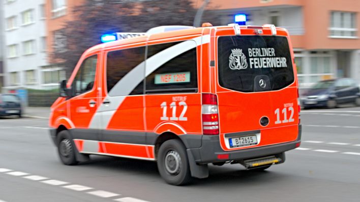 Symbolbild: Ein Notarztfahrzeug im Einsatz, fährt auf der Straße in Berlin. (Quelle: dpa/P. Zinken)
