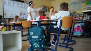 Symbolbild: Erstklässler sitzen in der Grundschule im Panketal in Berlin-Karow in ihrem Klassenzimmer. (Quelle: dpa/J. Carstensen)