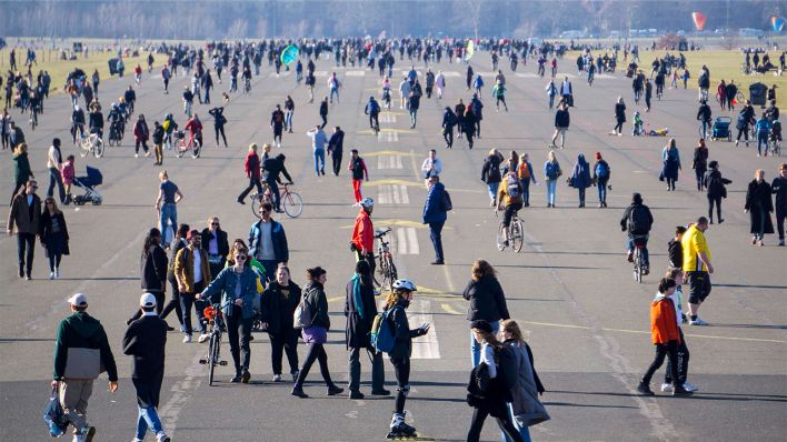 Tausende Menschen geniessen die ersten waermenden Sonnenstrahlen auf dem Tempelhofer Feld (Bild: imago images/Jochen Eckel)